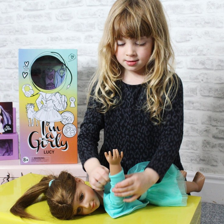 I'M A GIRLY FASHION DOLL REVIEW