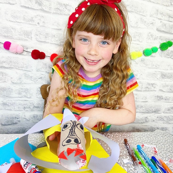 Making a toilet roll dragon